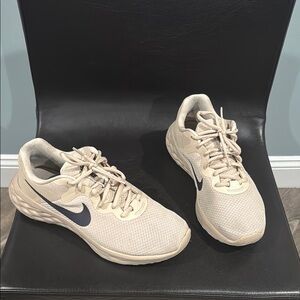 Nike Men's Beige Running Shoes with Navy Swoosh